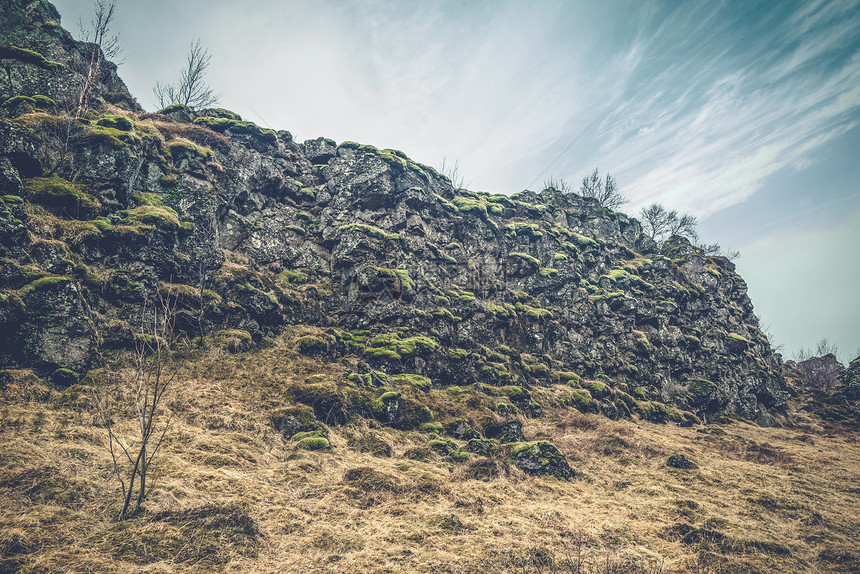 冰岛伊夫利尔公园的黑色悬崖绿色苔藓图片