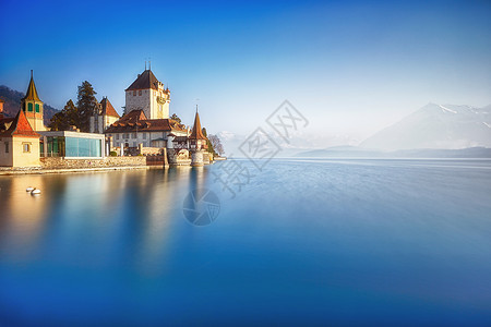 瑞士图恩湖上的奥伯霍芬城堡高清图片
