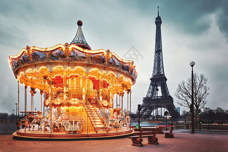 照明老式木马靠近埃菲尔铁塔,巴黎图片