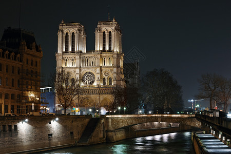 巴黎母院的夜景图片