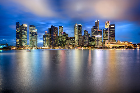 新加坡城市的天际线夜晚与倒影图片