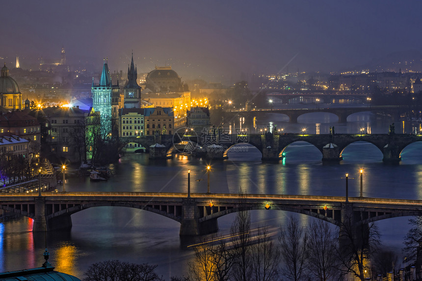 捷克共国布拉格桥梁的空中夜景图片