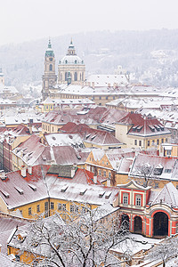 布拉格莱德伯斯基宫殿尼古拉斯教堂的冬季屋顶图片