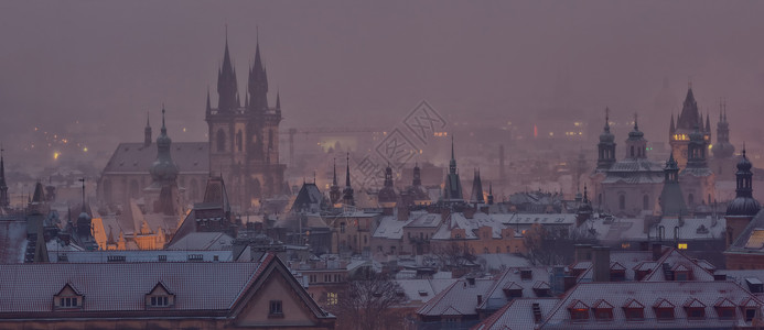 雾中水塔布拉格塔冬天日落后,捷克共国背景
