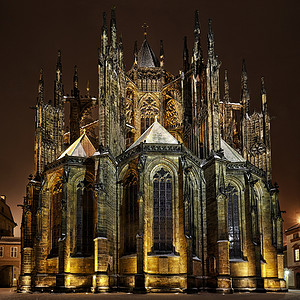 布拉格,冬夜维图斯大教堂后景高清图片