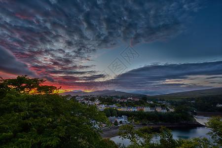 日落前Portree上的鸟瞰,苏格兰斯凯岛背景图片