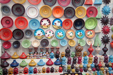 突尼斯人突尼斯市场上的多色陶器背景