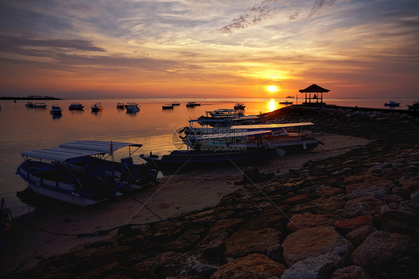 印尼巴厘岛坦戎贝诺亚渔船日出图片