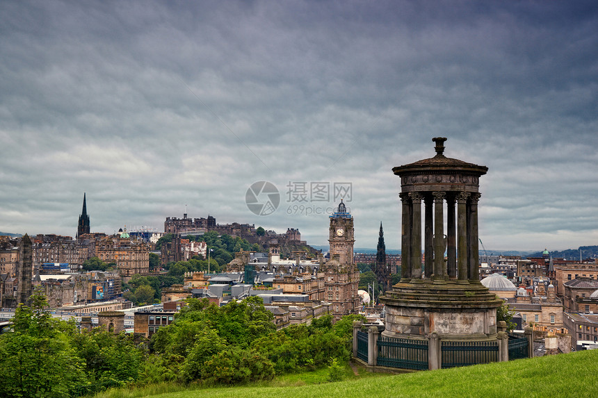 苏格兰卡尔顿山观看爱丁堡天际线与爱丁堡城堡苏格兰纪念碑图片