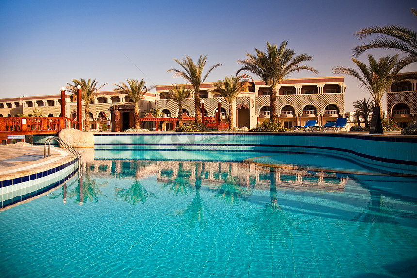 游泳池与棕榈树上午,胡尔哈达,埃及图片