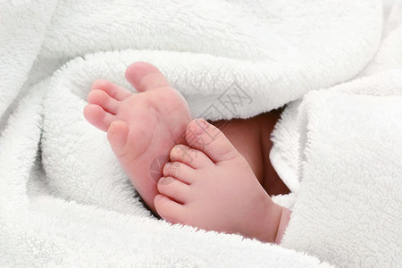 婴儿的脚穿着白色浴巾图片