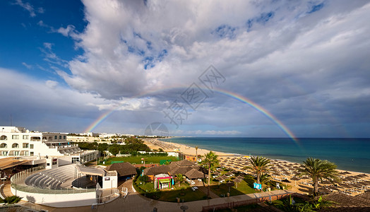 突尼斯海上海滩上彩虹的全景图片