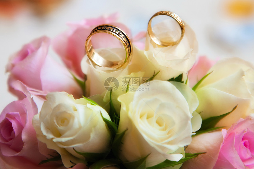 带花的结婚戒指图片