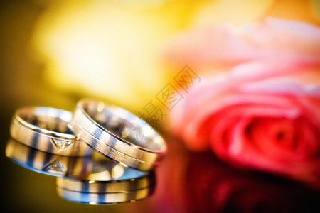 带花的结婚戒指图片