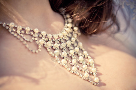 新娘脖子上的珍珠项链背景图片