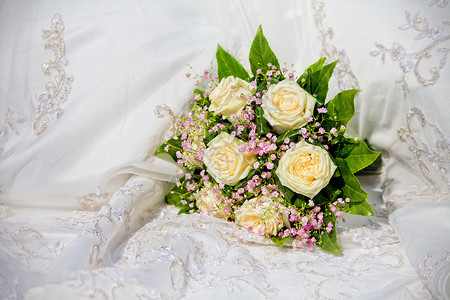 婚纱背景上的婚礼花图片