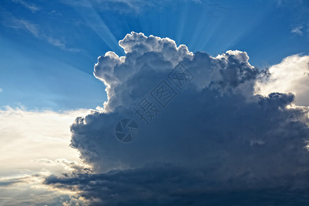 雷雨前阳光的云景图片