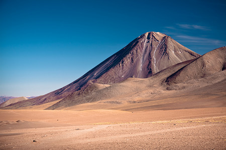 智利利维亚边界上的火山高清图片