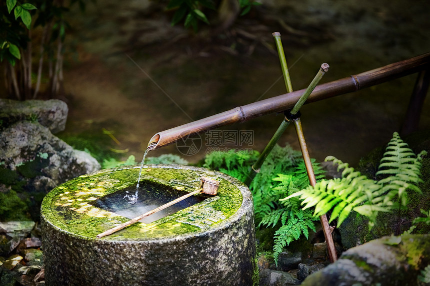 日本京都仁济寺的日本传统竹喷泉盆地提供了洗手口腔的仪式图片