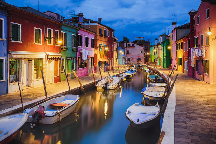 意大利威尼斯省,晚上白拉诺岛上的彩色画房子的正图片