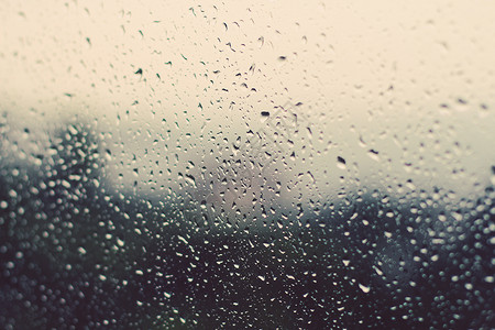 雨点落窗户上背景图片