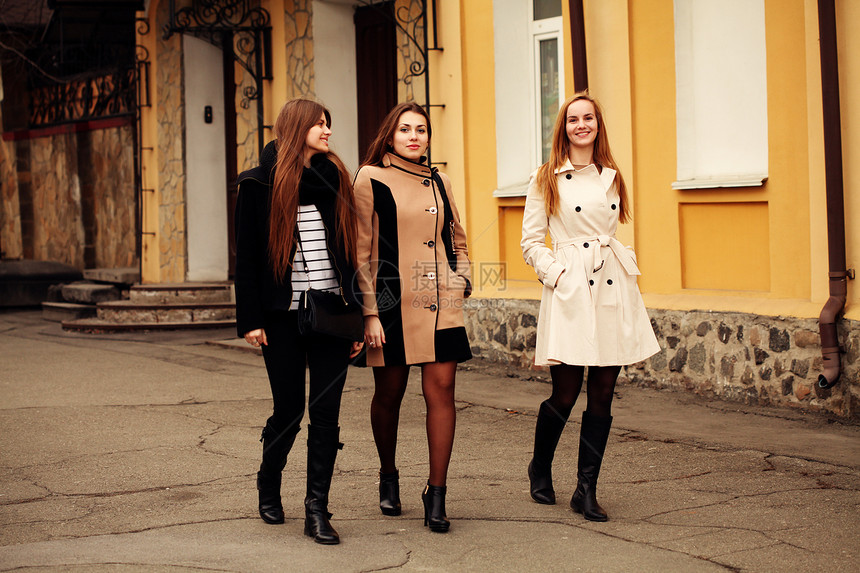 三个时髦的女朋友城里散步图片