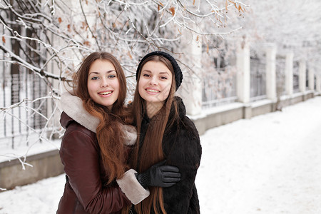 冬天两个可爱的轻女孩图片