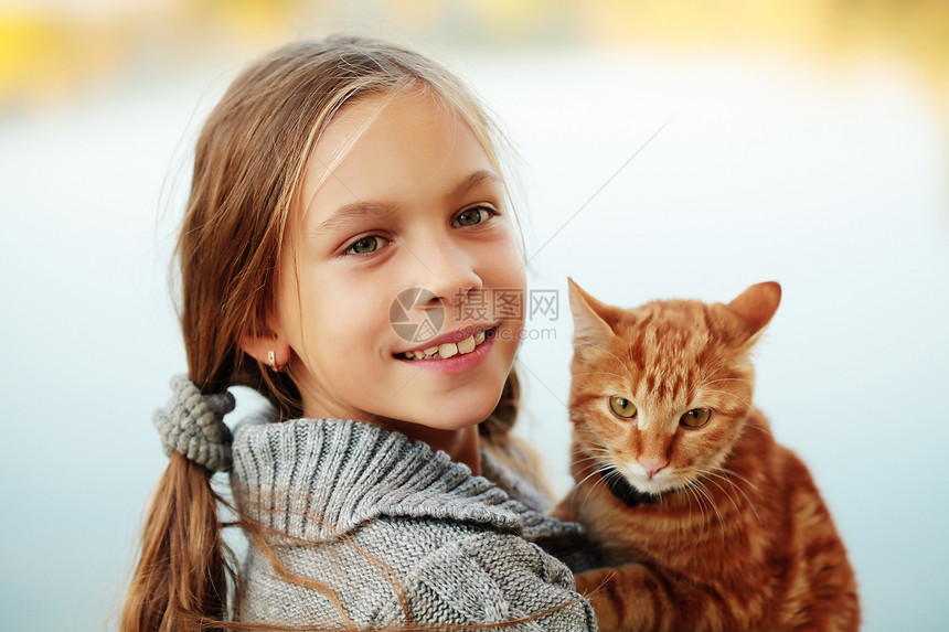 带着橙色塔比猫的女孩图片