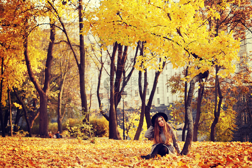 时尚肖像户外轻长发美丽的模特秋天的公园散步图片