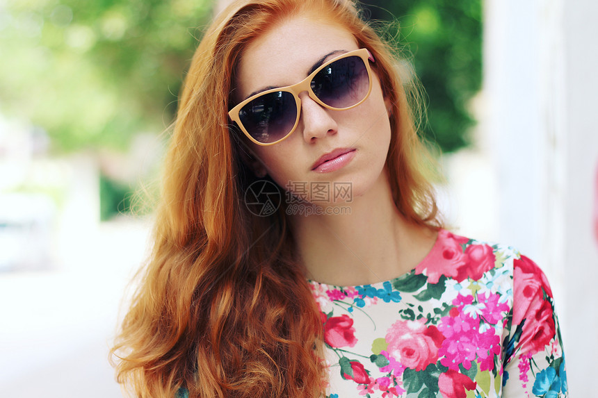 肖像趣的红头发女孩戴眼镜照片色调风格Instagram过滤器图片