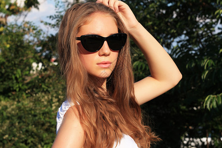 时尚潮人酷女孩戴太阳镜背景图片