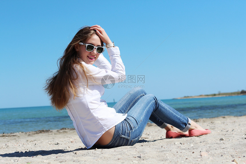 快乐的轻时尚女孩戴着太阳镜海滩上散步夏天户外,生活方式拍摄复古的颜色照片色调风格Instagram过滤器图片