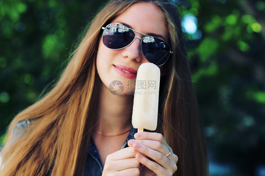 轻漂亮的女人吃冰棒冰弹照片色调风格Instagram过滤器图片