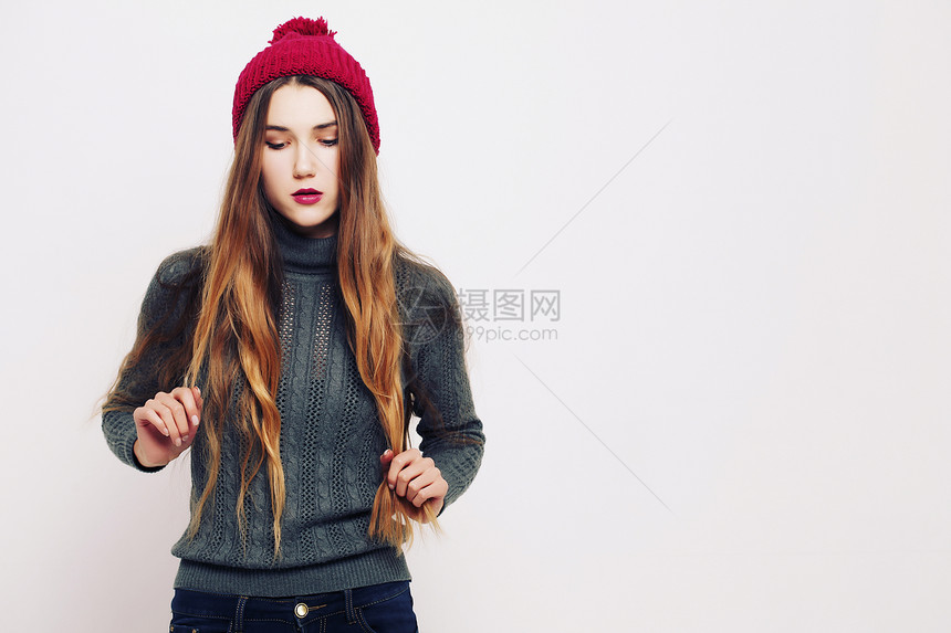 工作室时尚肖像美丽的轻女子穿灰色毛衣马萨拉色帽子白色墙壁背景消费者,冬季时尚图片