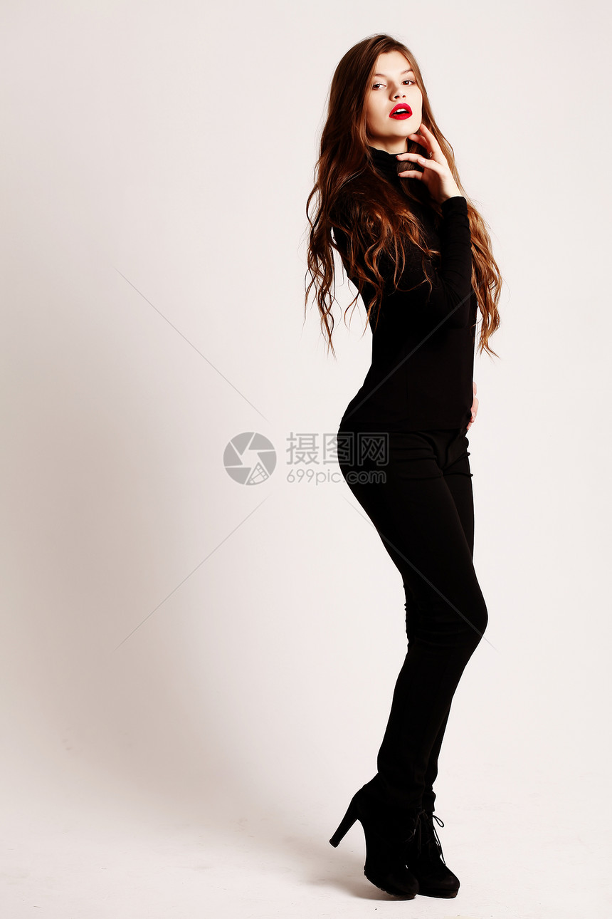 全长肖像轻优雅的女人穿着黑色高领毛衣黑色紧身牛仔裤时尚工作室拍摄时尚模特图片