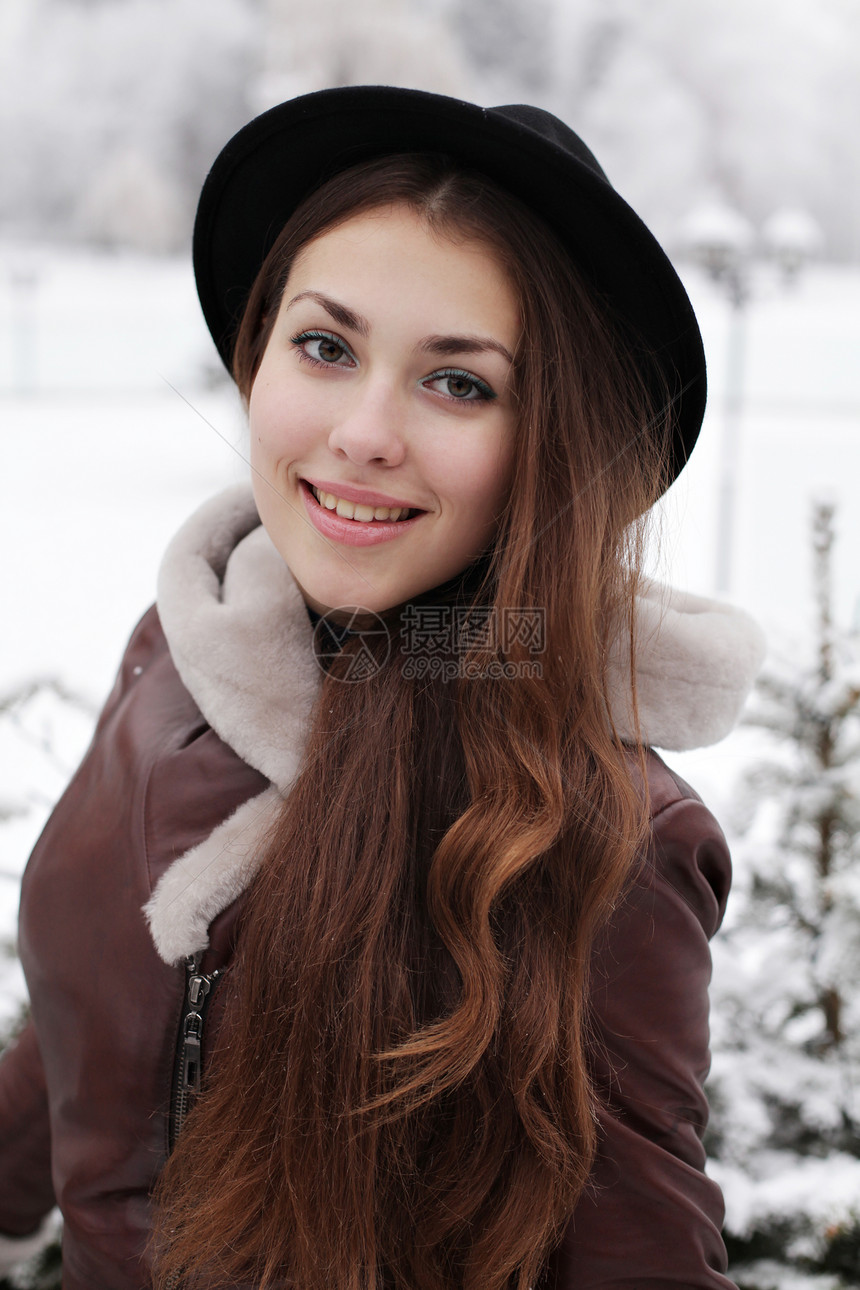 冬天个美丽的轻女人的肖像图片