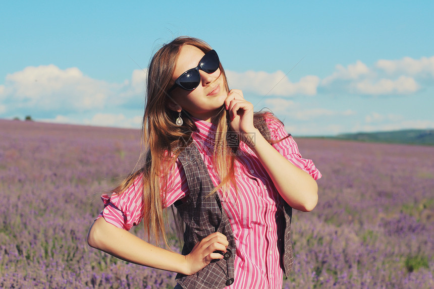 轻漂亮的女人薰衣草的田野里户外摆姿势波西米亚风格长头发时尚拍摄波霍奇图片