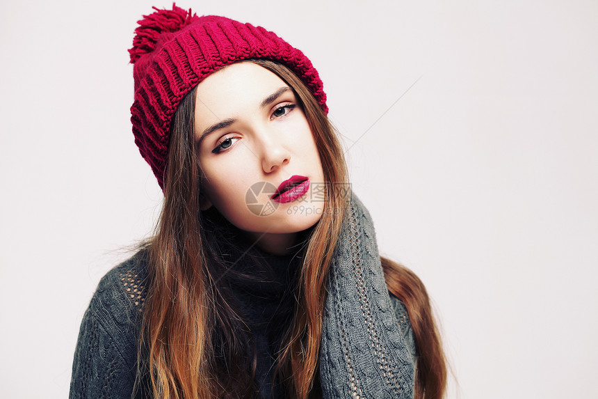 穿着针灰色毛衣BeanieMarsala帽子的趣的时髦女孩明亮的嘴唇,玩得开心冬季时尚休闲服装图片