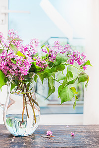 紫丁香花璃花瓶上,窗户上,室内图片
