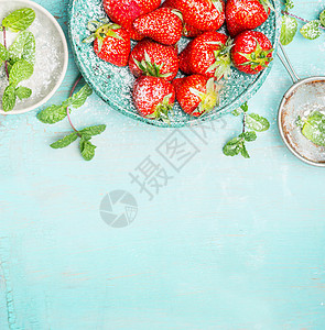 草莓边框与薄荷糖绿松石破旧别致的背景,顶部视图,地方为文字背景图片