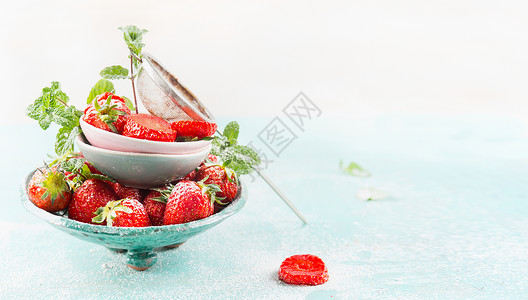 碗与新鲜草莓糖过滤器浅蓝色背景,侧视图,横幅图片