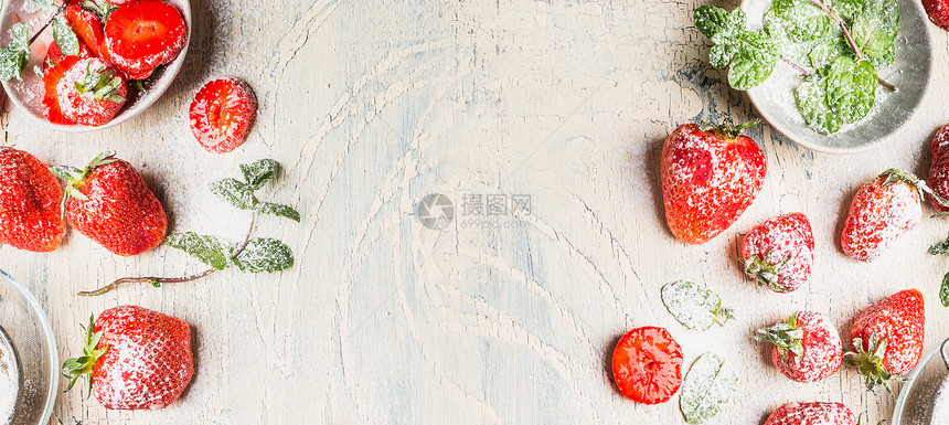 甜草莓与糖粉薄荷叶白色破旧别致的木制背景,顶部视图,横幅图片