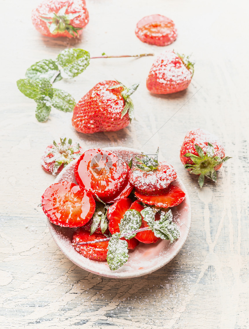 新鲜草莓切片,白色乡村背景图片