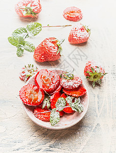 新鲜草莓切片,白色乡村背景图片