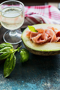 甜瓜与火腿杯白酒乡村背景意大利食品图片