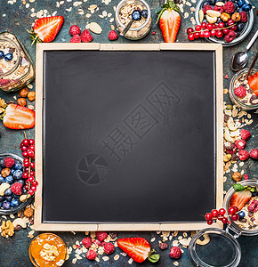 空白格穆斯利浆果周围黑色空白黑板背景健康的早餐排清洁食物的背景