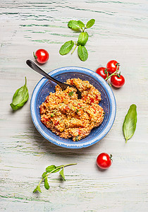 健康的蒸粗麦粉沙拉蓝色碗与西红柿,顶部视图健康的生活方式干净的食物观念图片