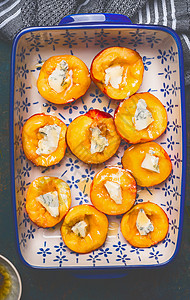 半桃子烤盘与奶酪蜂蜜,顶部视图,夏天的水果烹饪图片