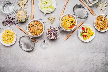 健康的素食玉米沙拉各种沙拉璃罐灰色的石头背景罐子里吃午饭图片