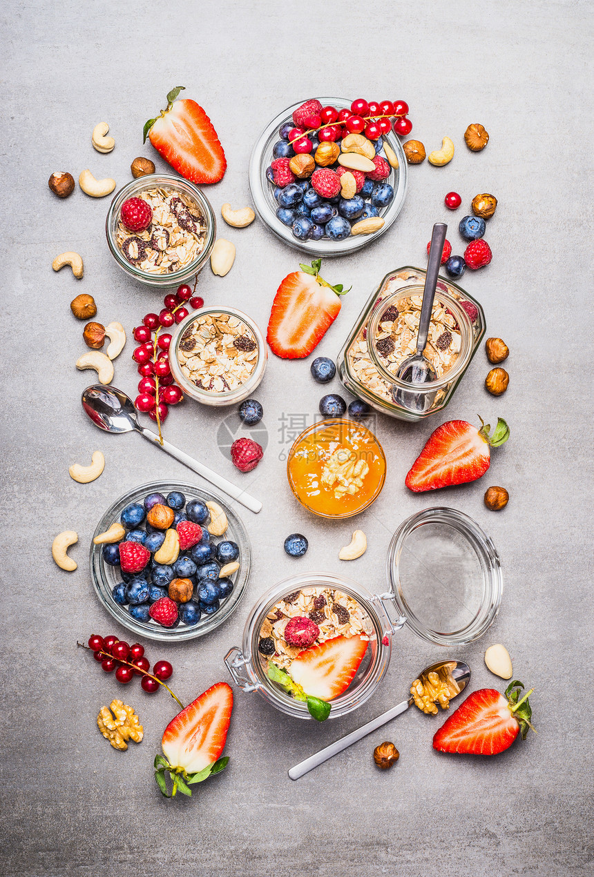 米斯利麦片罐子,新鲜浆果,种子坚果,顶部视图健康早餐平躺图片